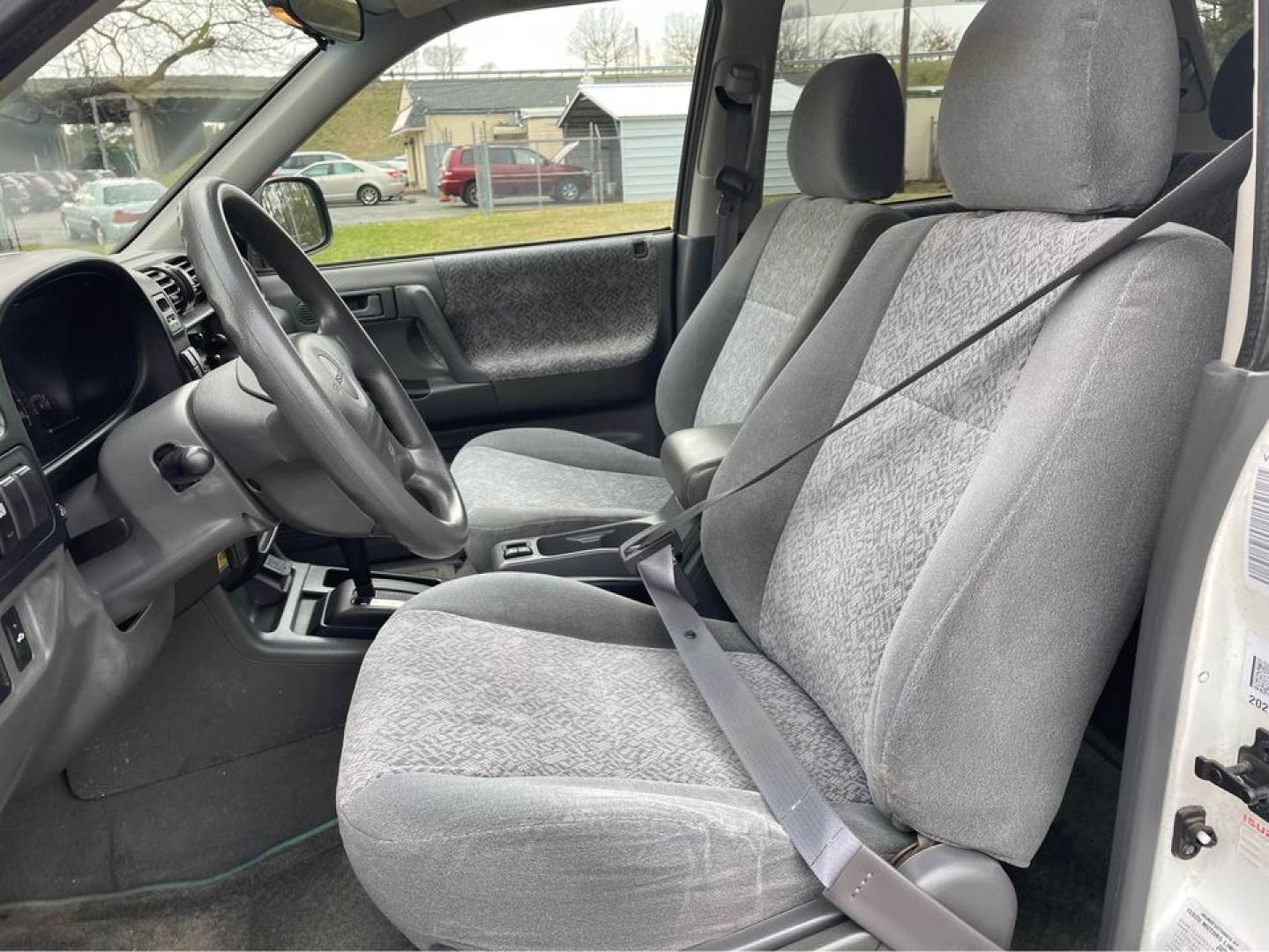 2001 white /Grey Isuzu Rodeo LS (4S2CK58W114) with an V6 engine, Auto transmission, located at 5700 Curlew Drive, Norfolk, VA, 23502, (757) 455-6330, 36.841885, -76.209412 - Photo#10